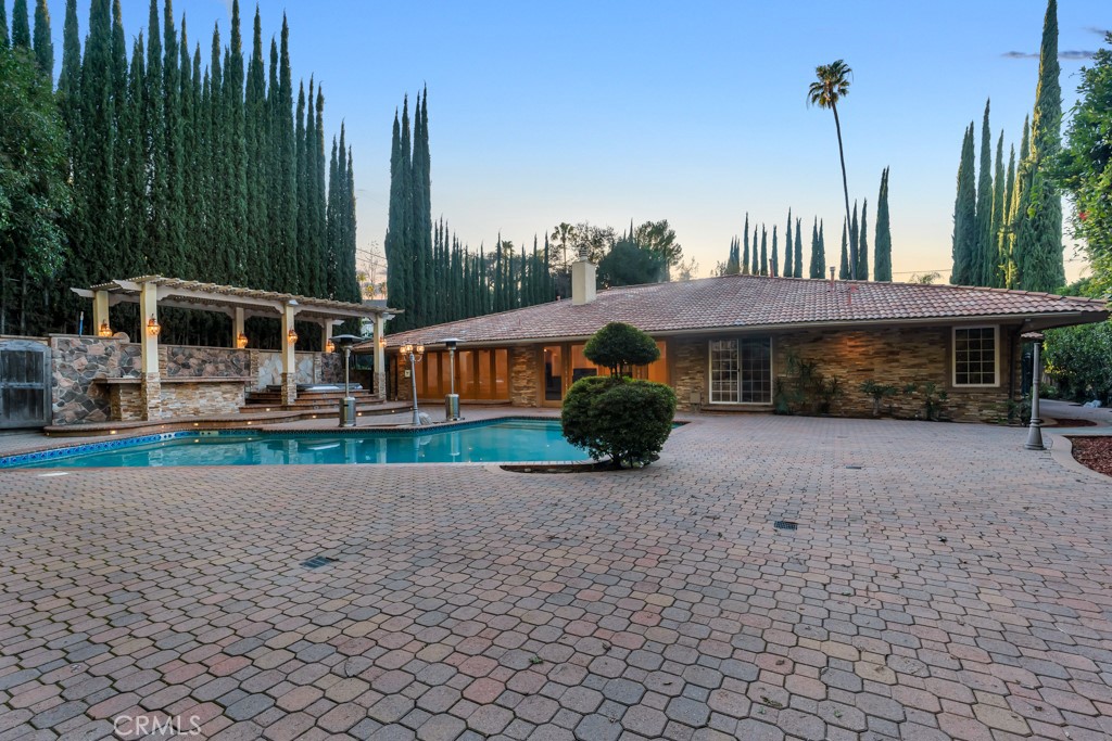 4446 Hayvenhurst Avenue