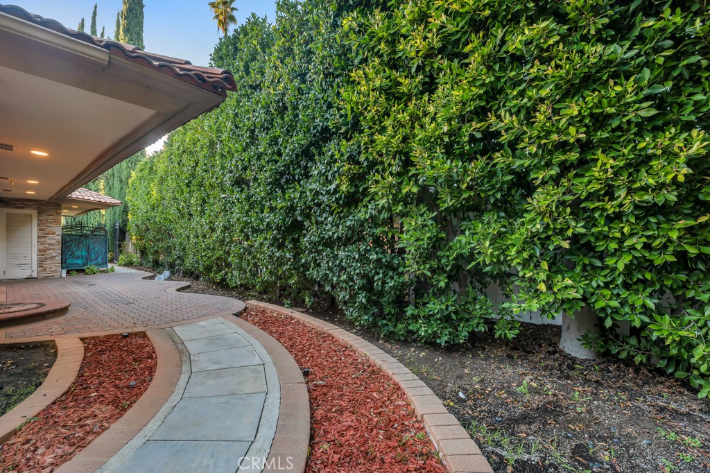 4446 Hayvenhurst Avenue