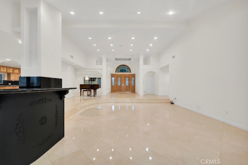 4446 Hayvenhurst Avenue