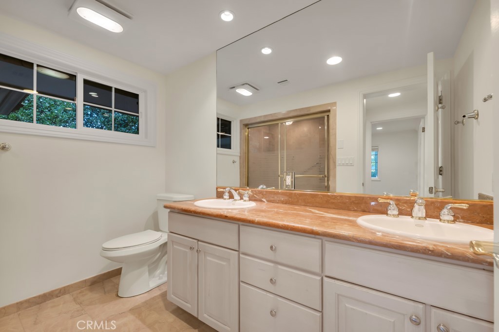 4446 Hayvenhurst Avenue