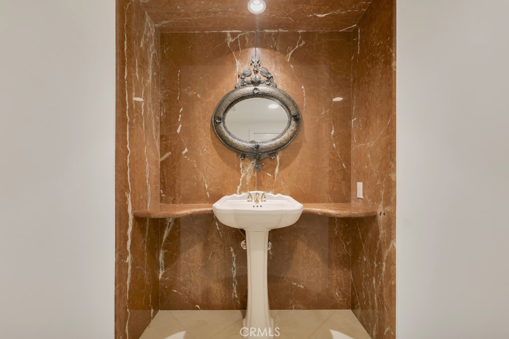 4446 Hayvenhurst Avenue