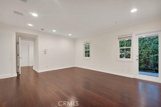 4446 Hayvenhurst AVE