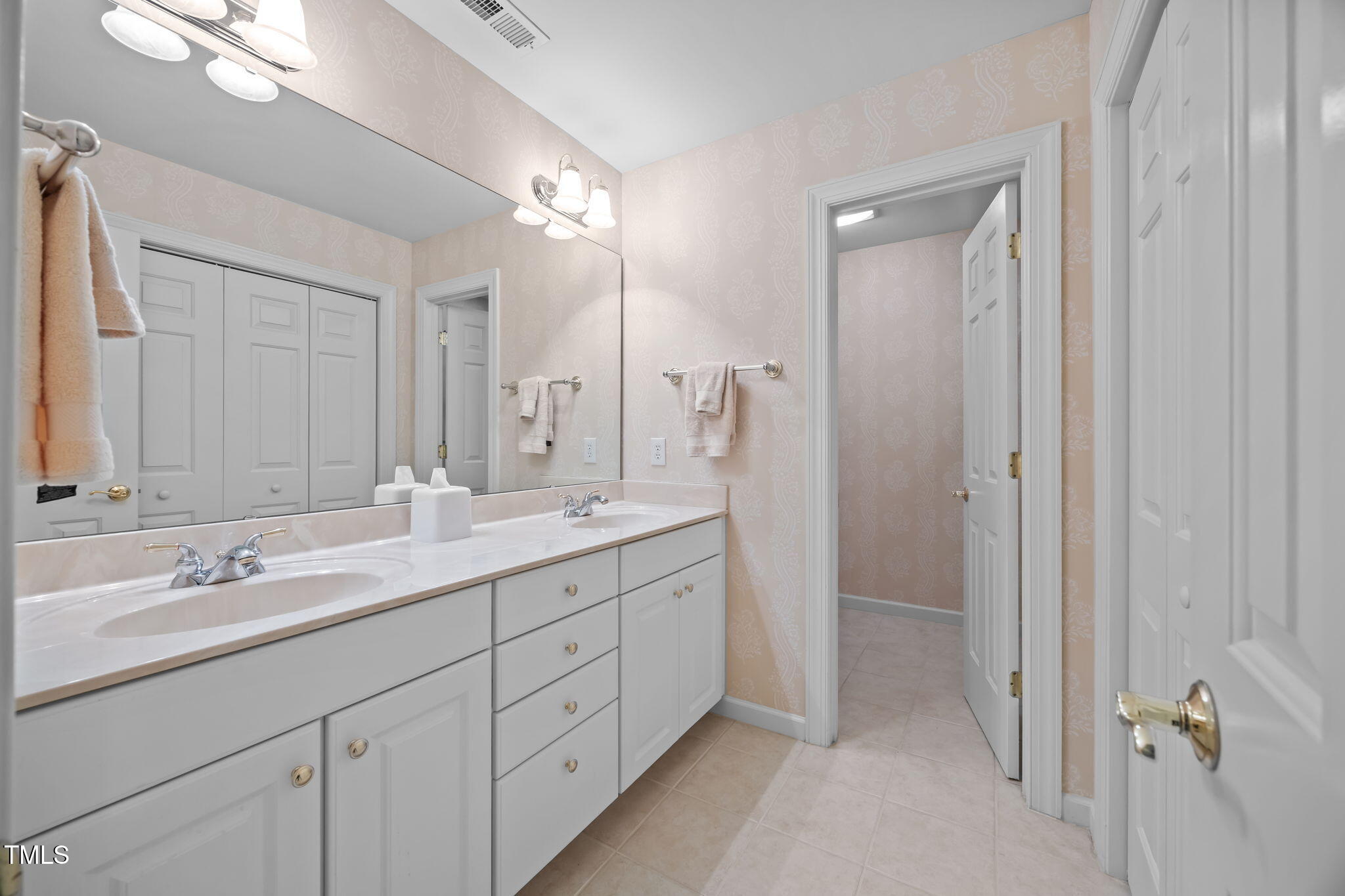 8825 Leeshire Lane