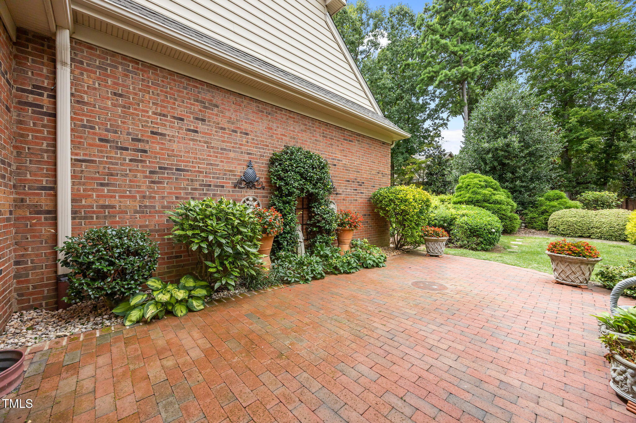 8825 Leeshire Lane