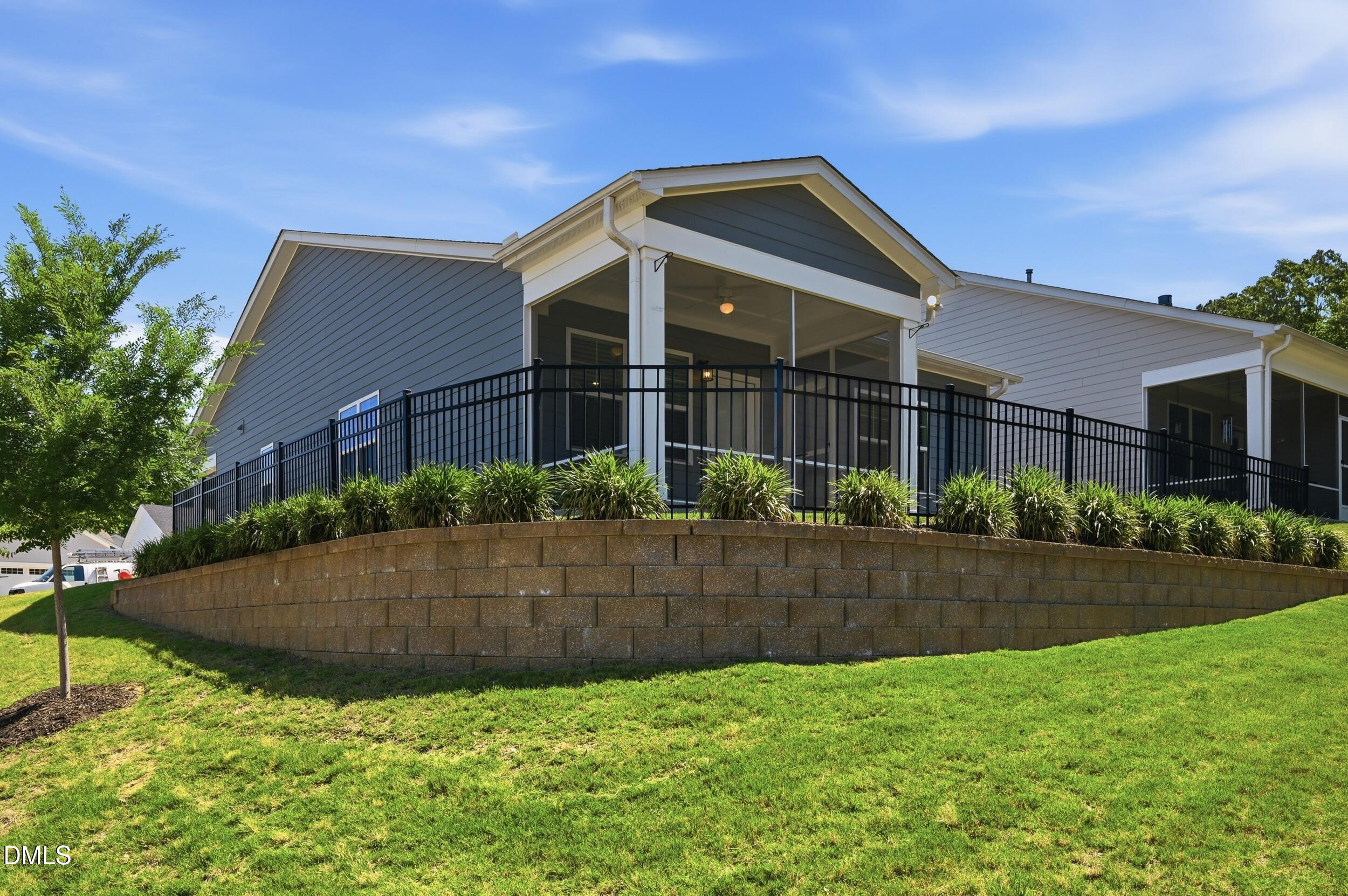 400 English Violet Lane