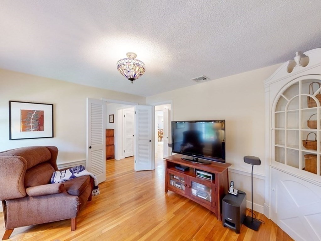 5 Crest Cir