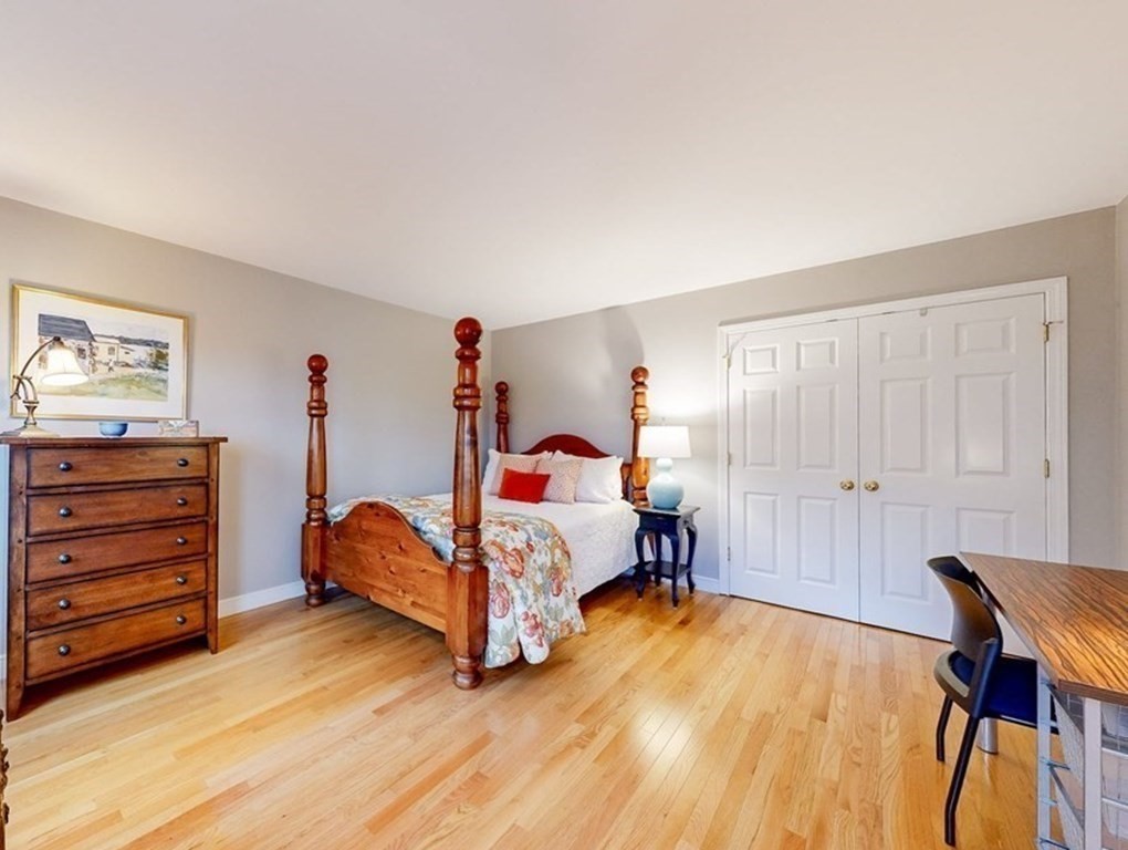 25 Newport Ln
