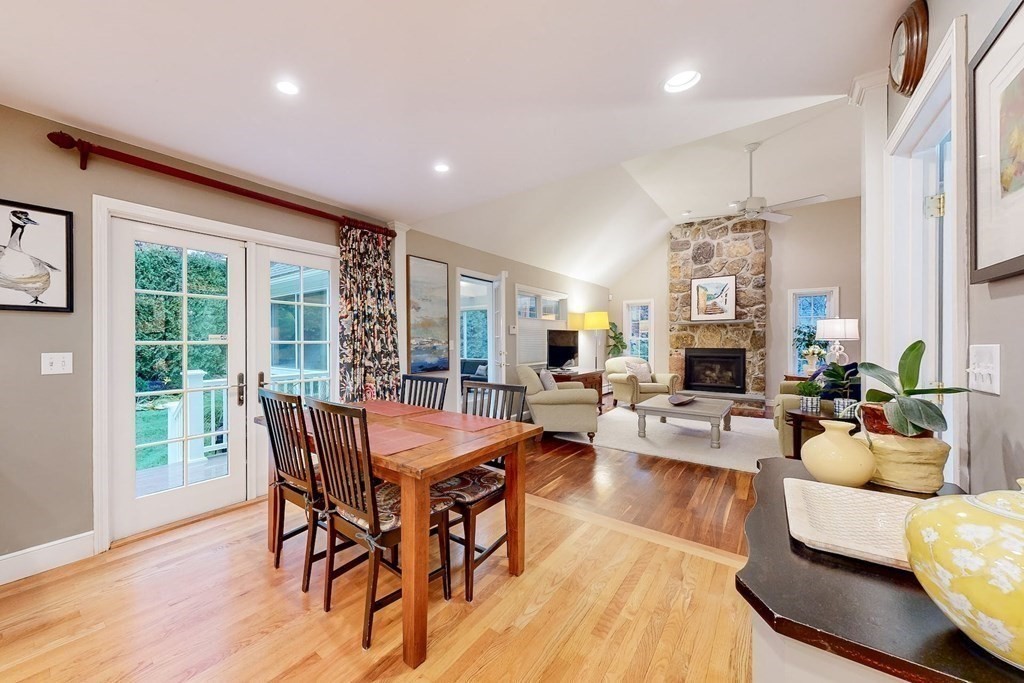 25 Newport Ln