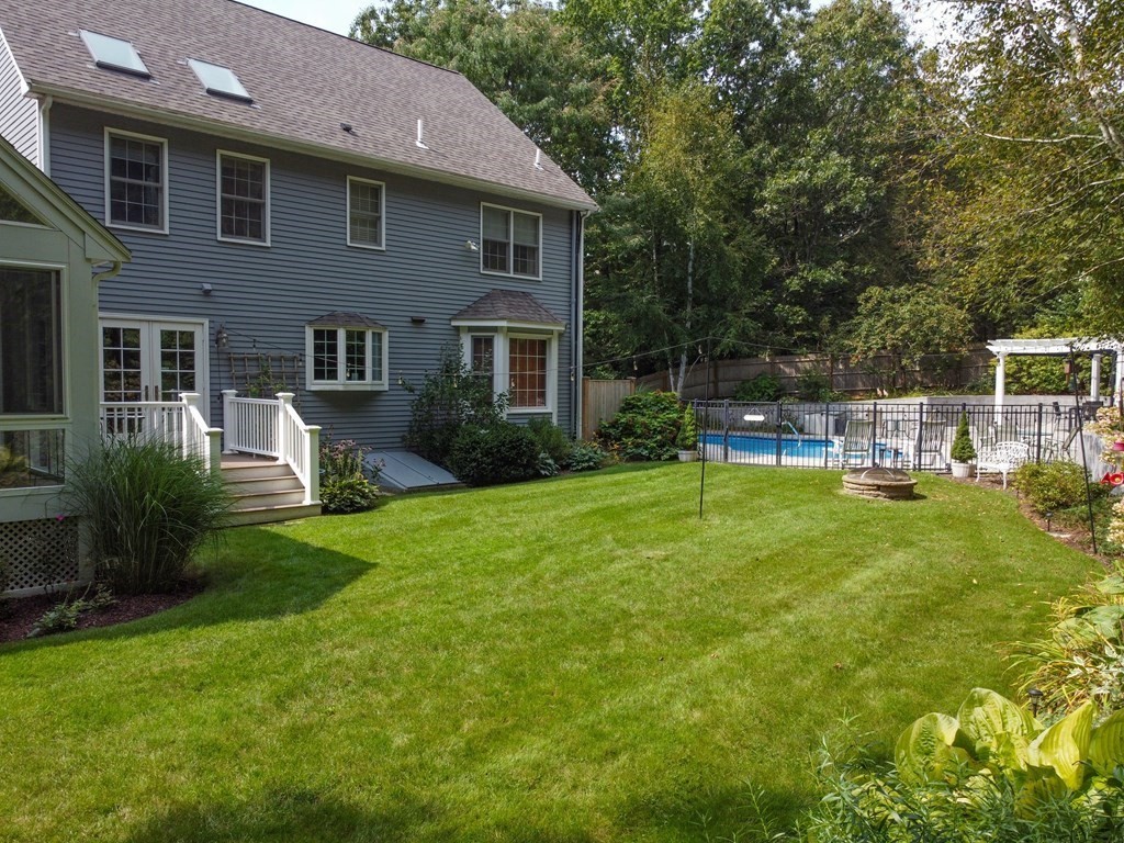 25 Newport Ln