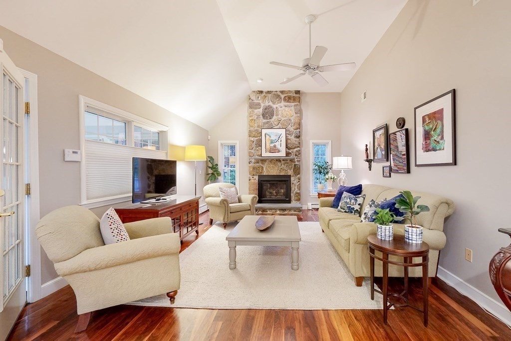 25 Newport Ln