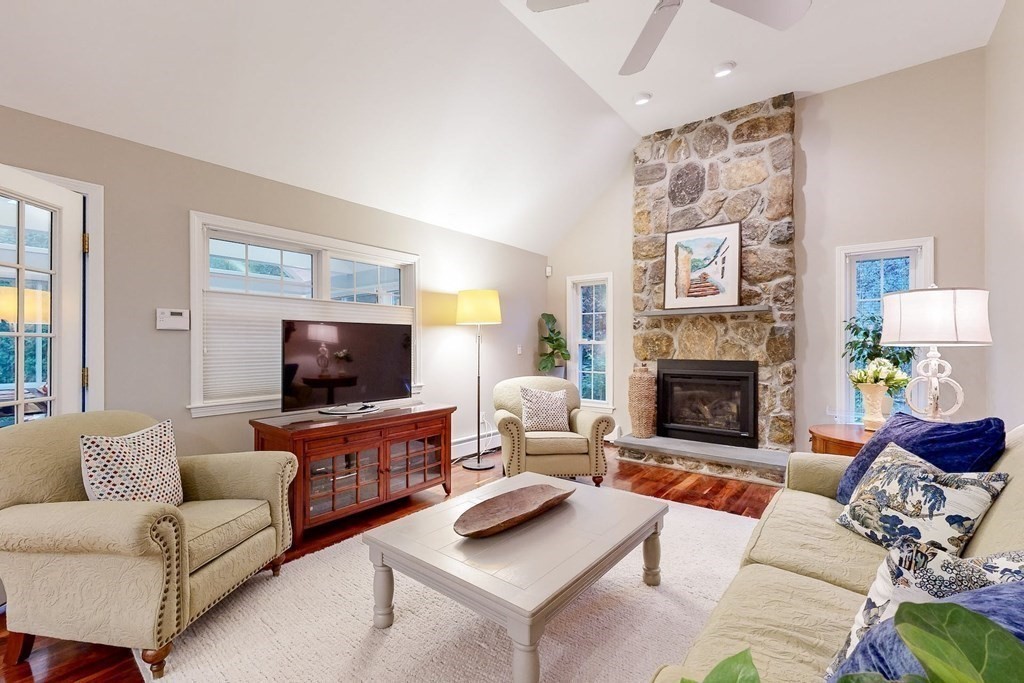 25 Newport Ln