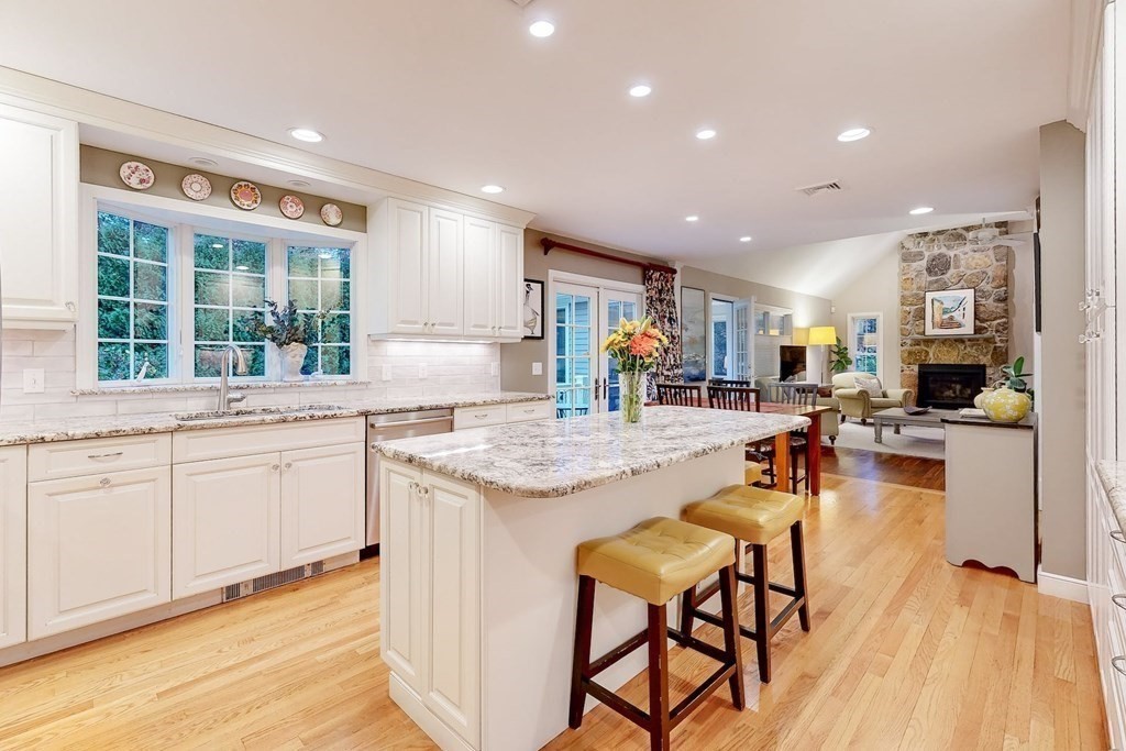25 Newport Ln