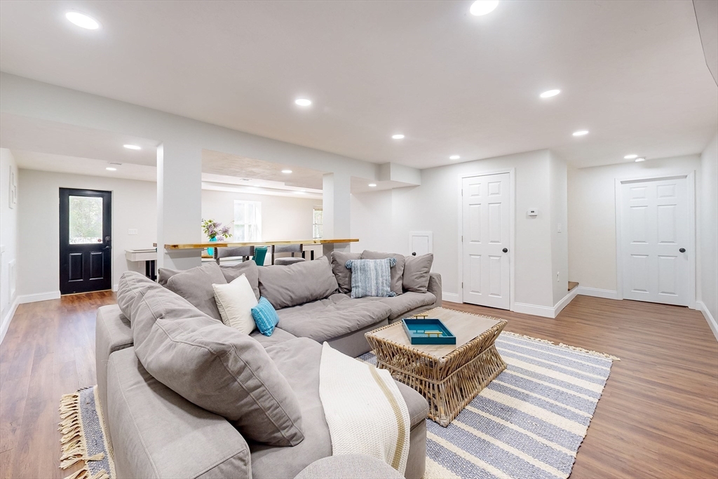 6 Pond View Ave