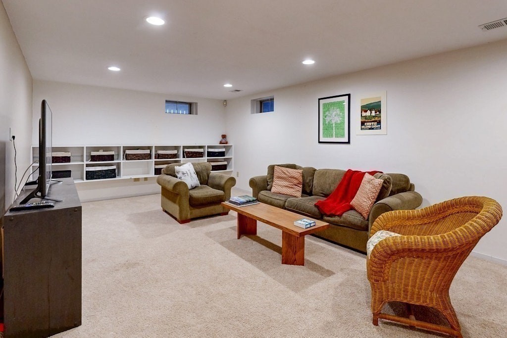 26 Rocky Ln