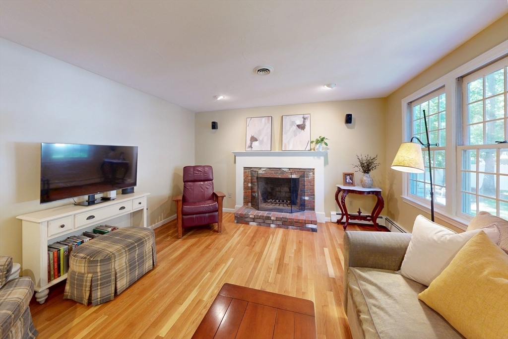 8 Bristol Ln