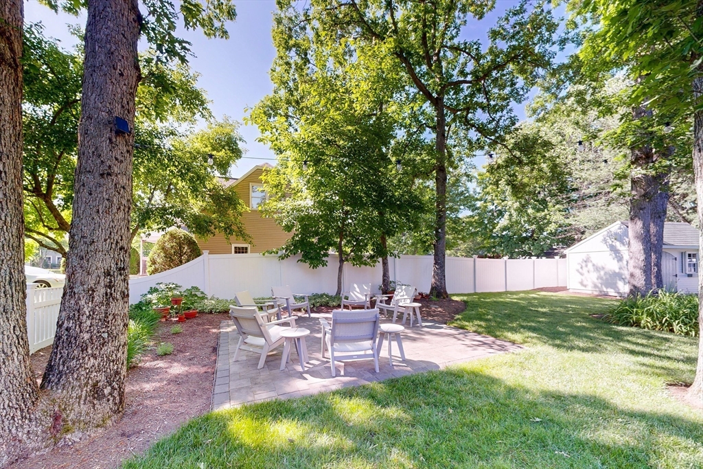 8 Bristol Ln