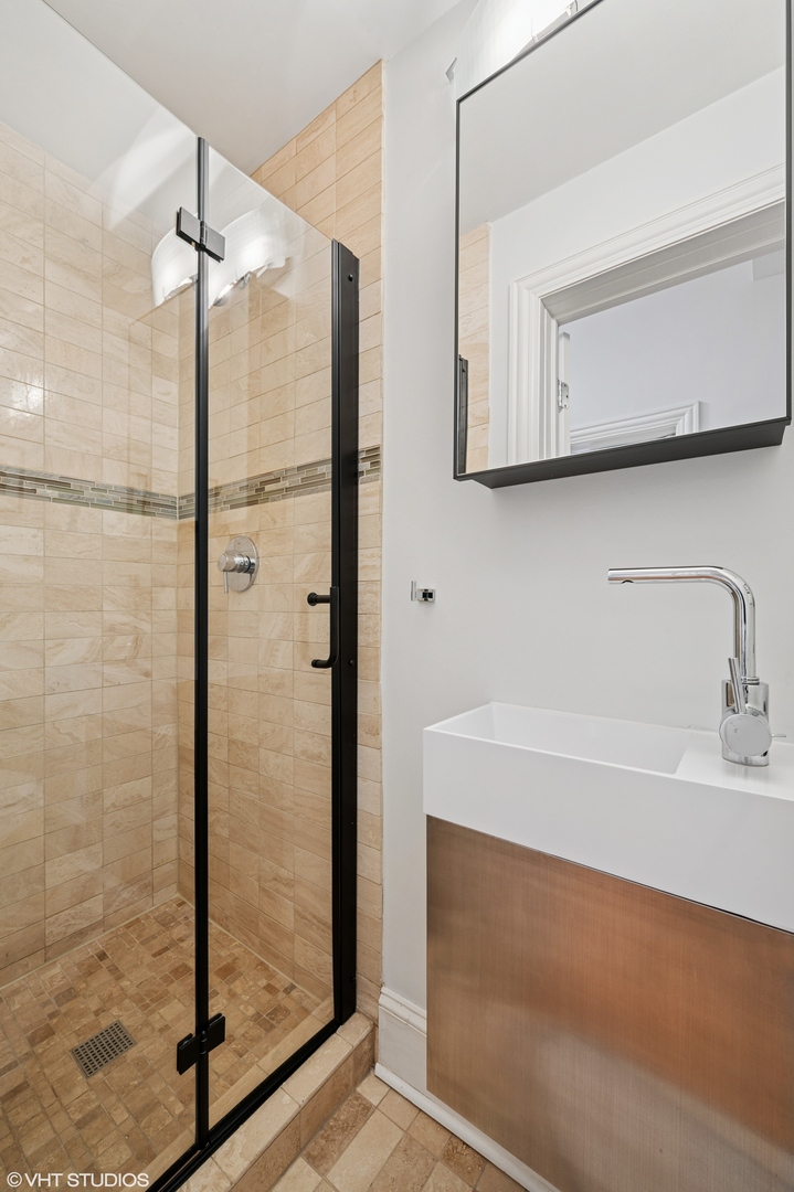 733 W Waveland Avenue Unit: 1