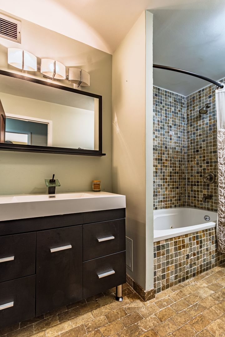 6145 N Sheridan Road Unit: 12D