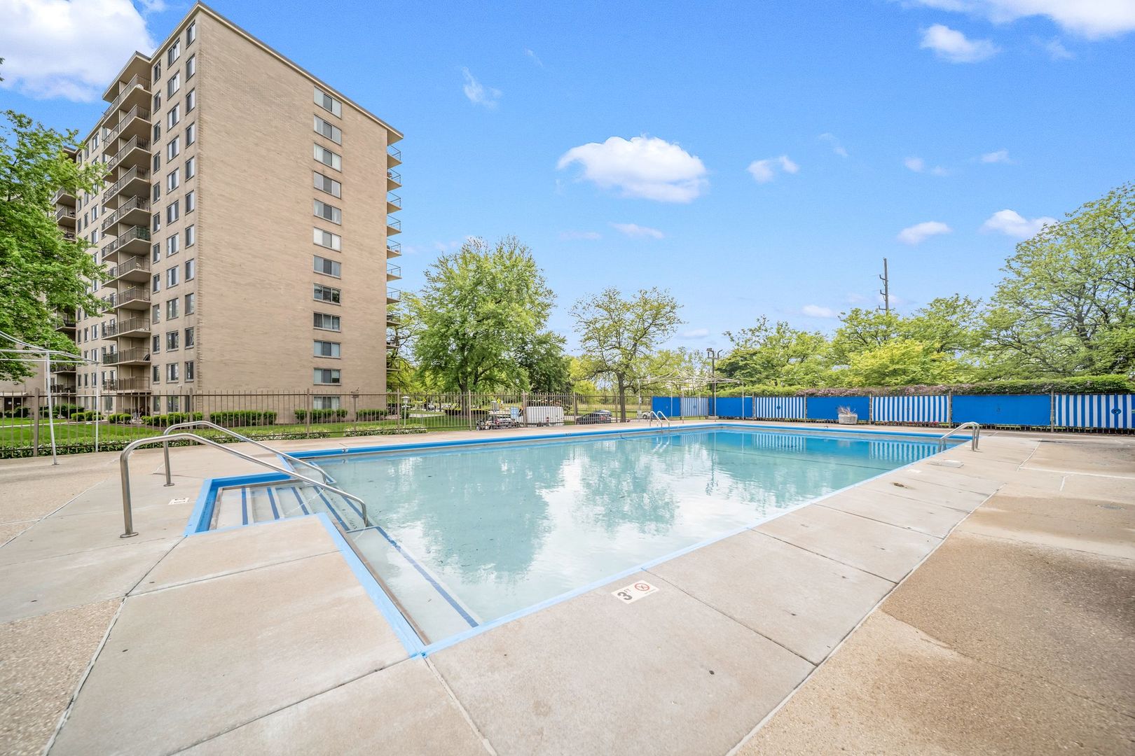 7033 N KEDZIE Avenue Unit: 815