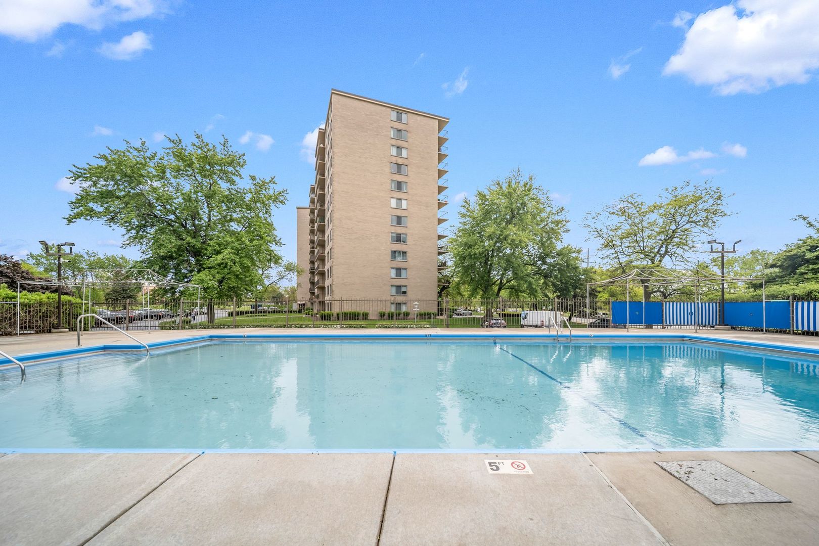 7033 N KEDZIE Avenue Unit: 815