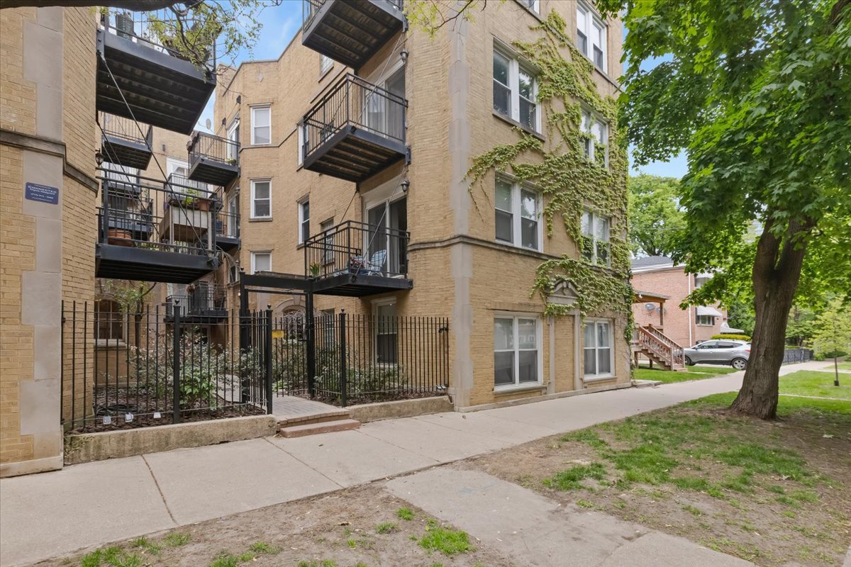 7050 N Damen Avenue Unit: 3S
