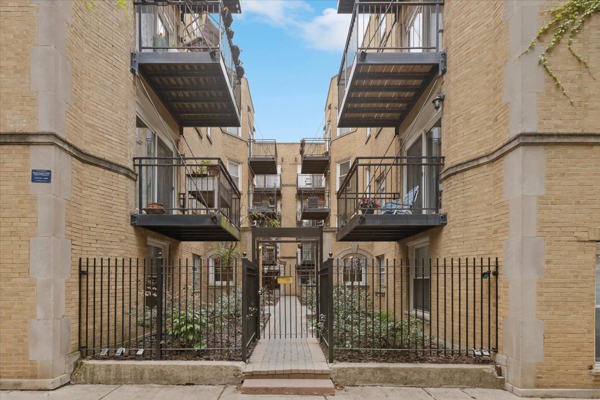 7050 N Damen Avenue Unit: 3S
