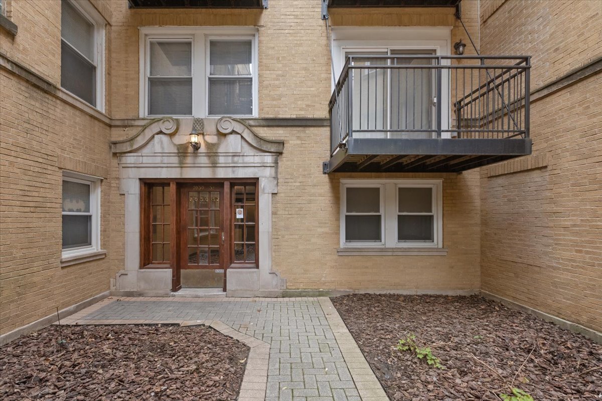 7050 N Damen Avenue Unit: 3S