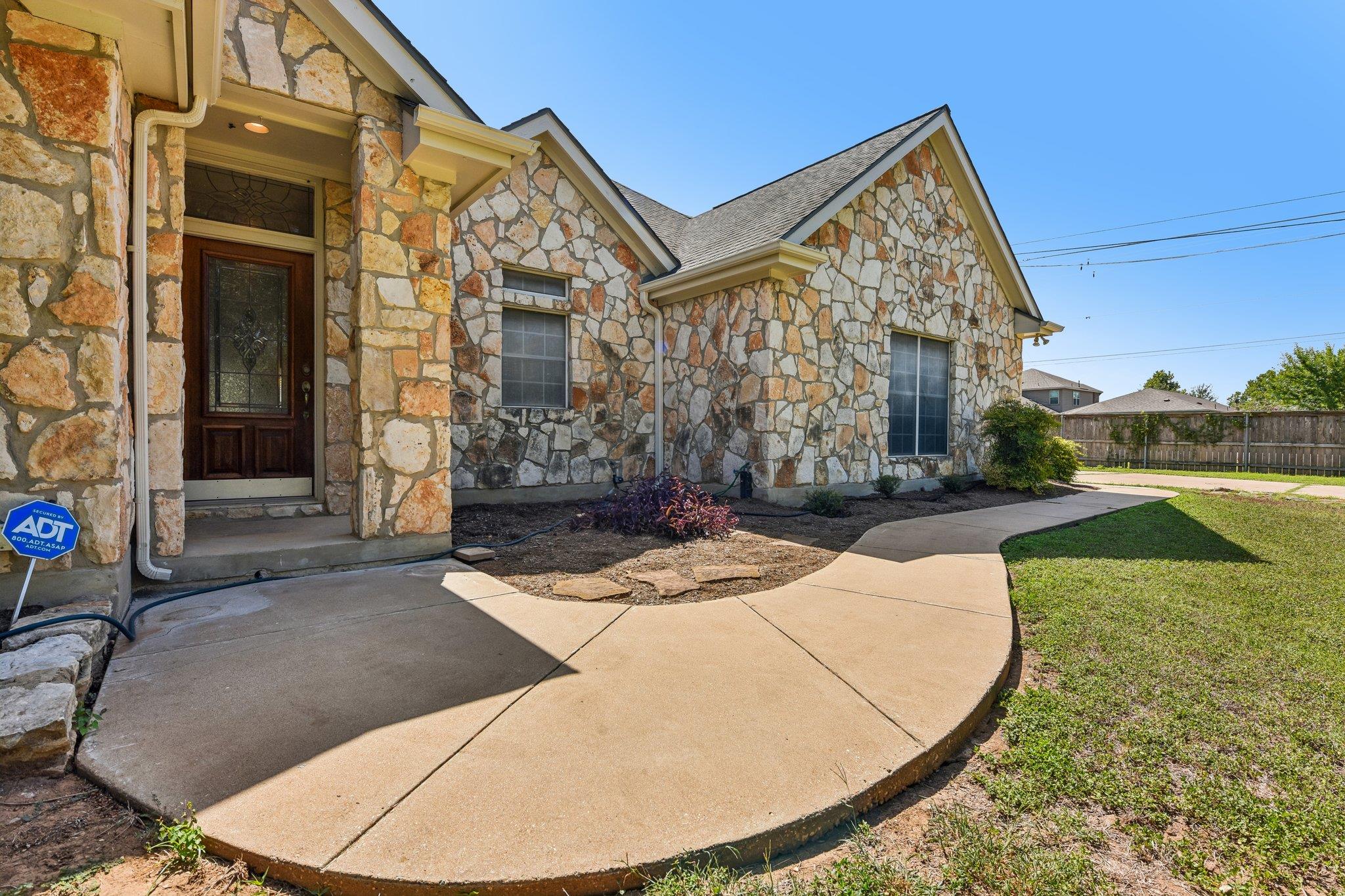 100 Grove LN