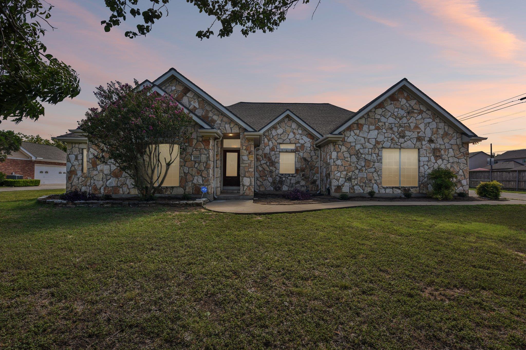 100 Grove LN