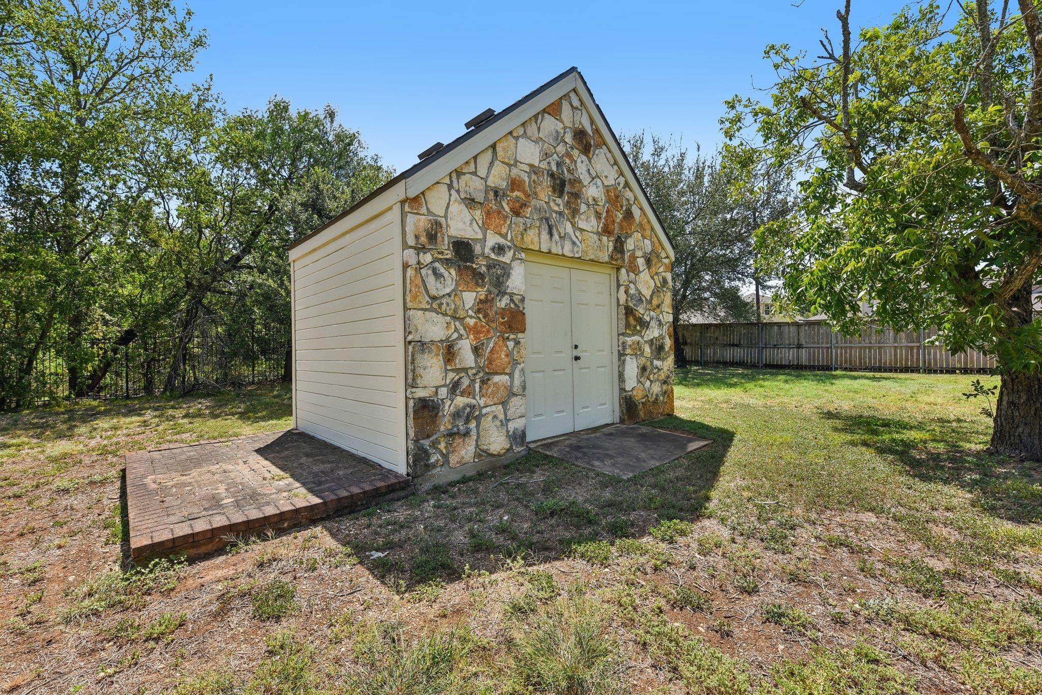 100 Grove LN