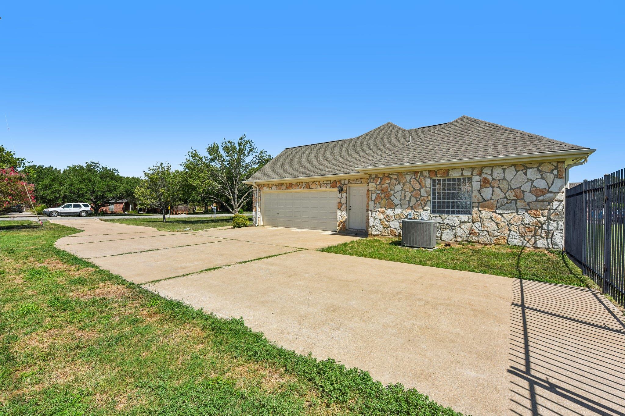 100 Grove LN