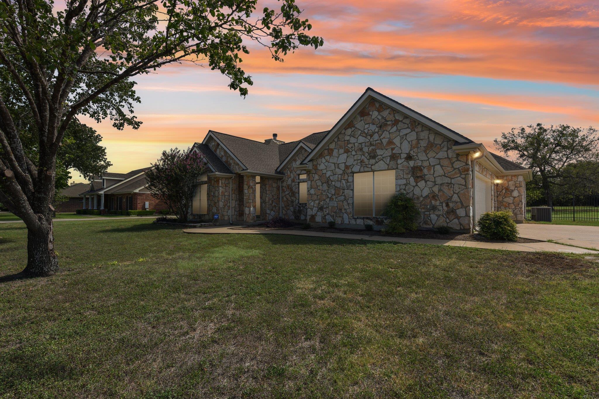 100 Grove LN