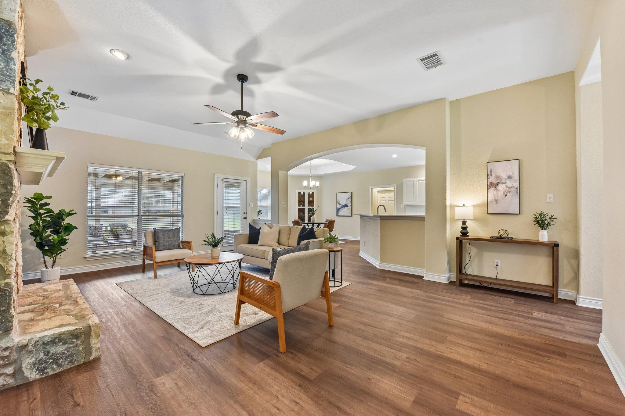 100 Grove LN