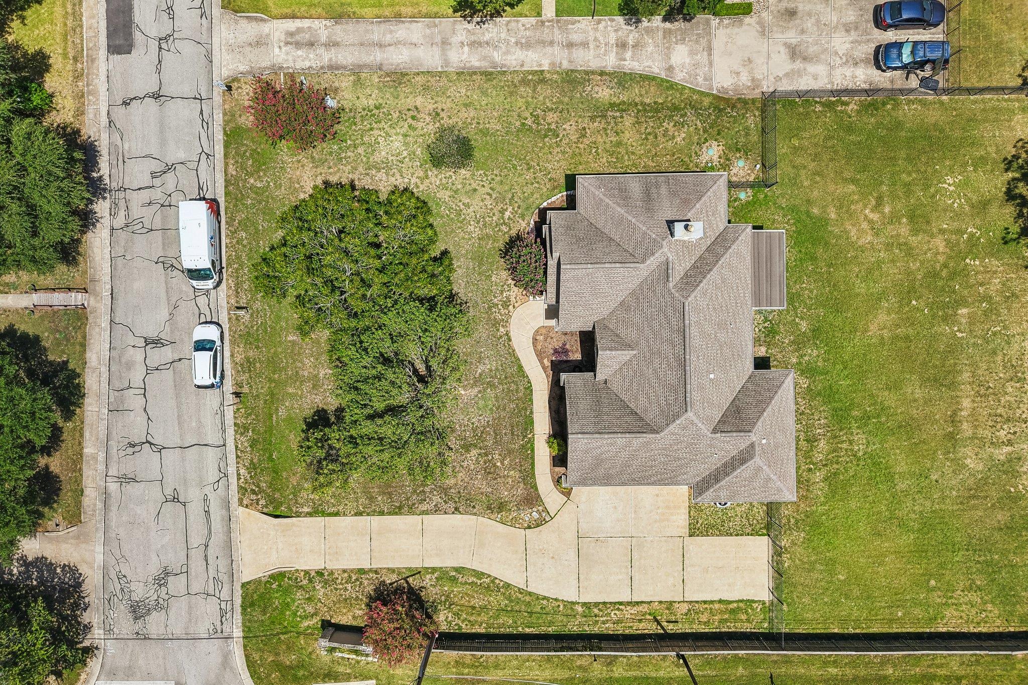 100 Grove LN