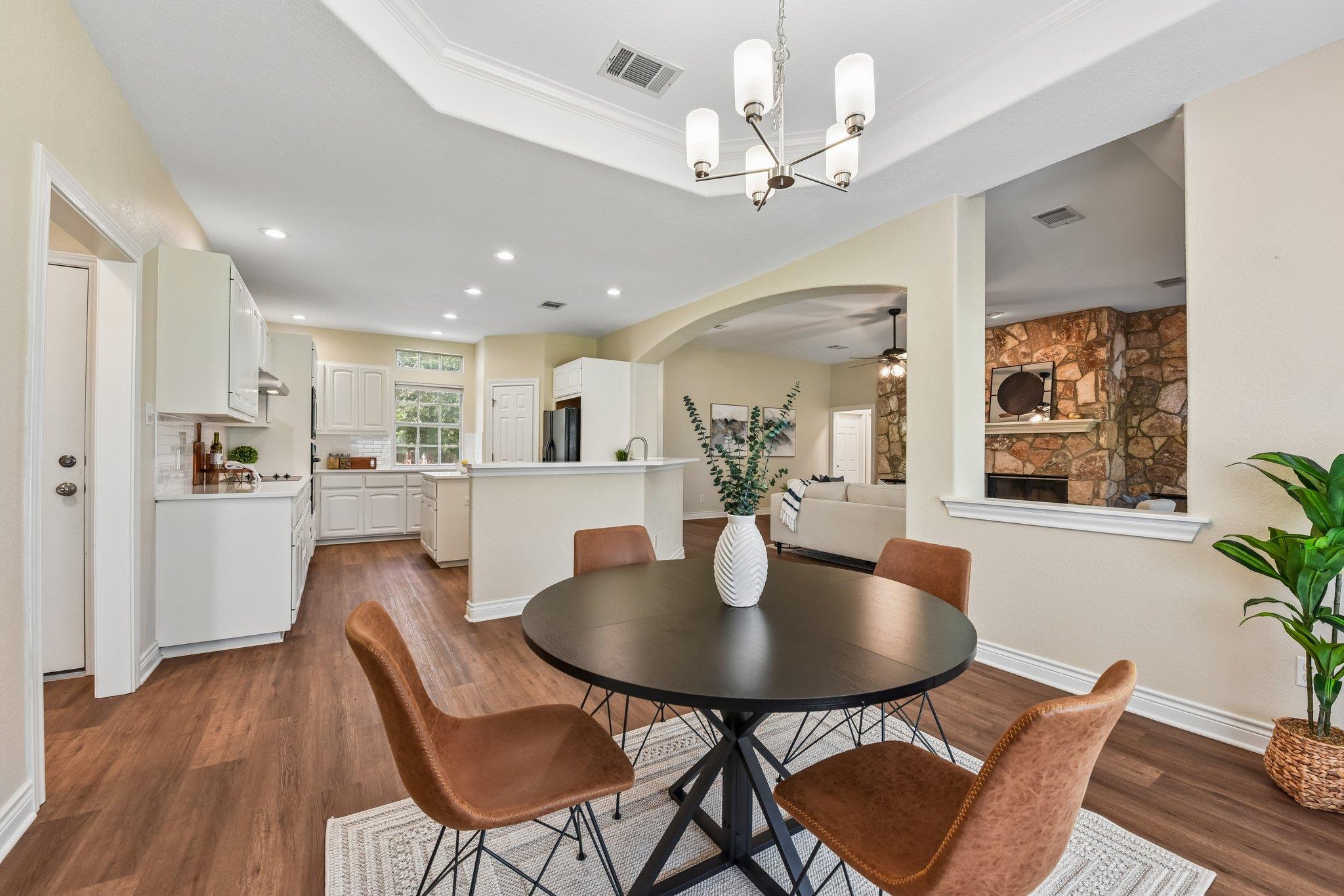 100 Grove LN