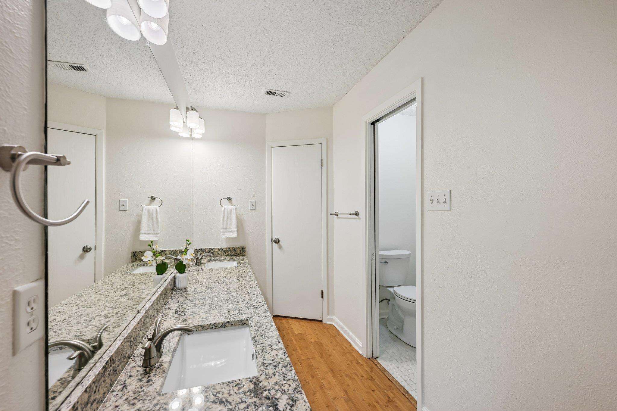 2717 Charlesworth DR