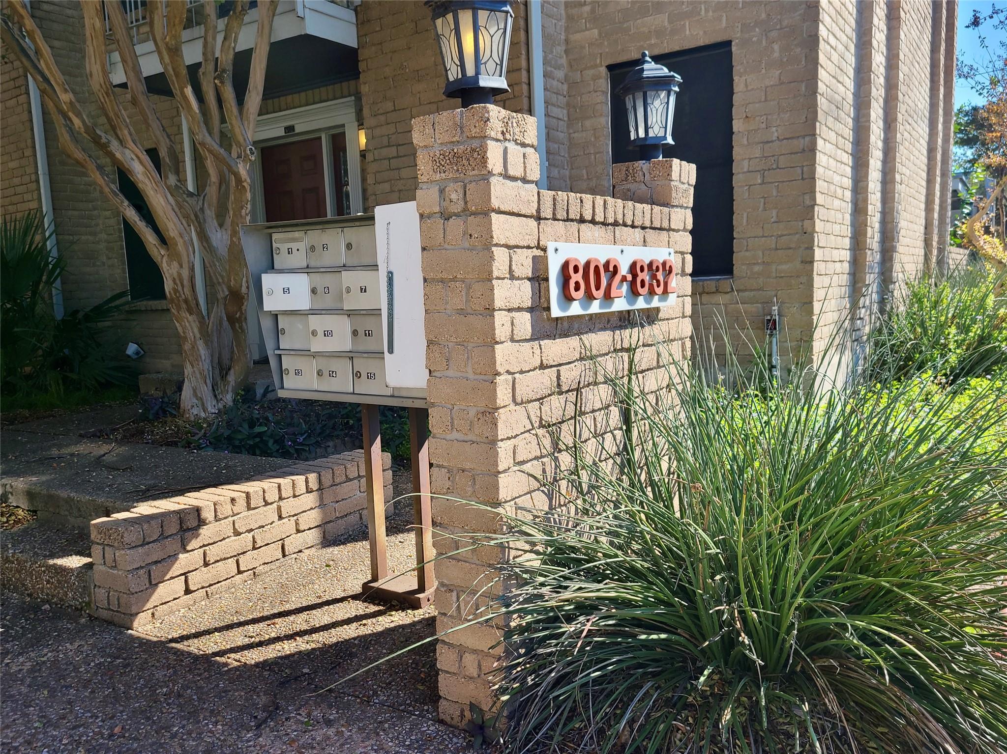 824 Banister LN