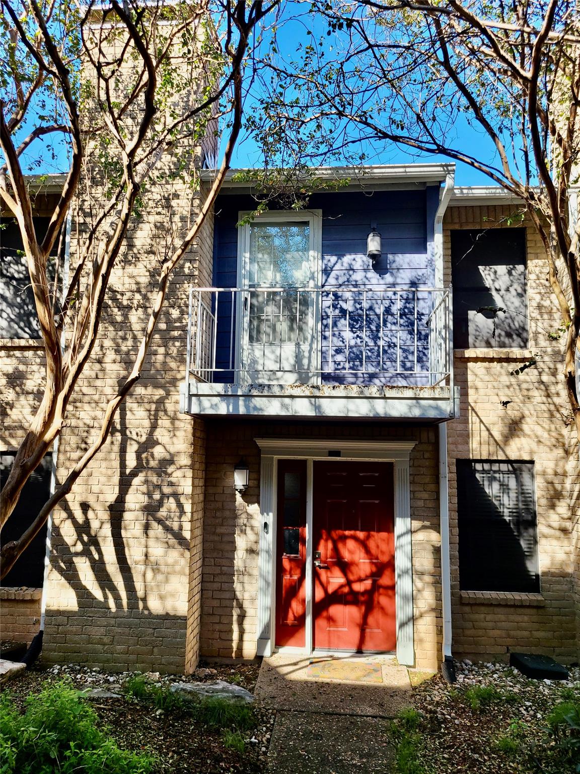 824 Banister LN