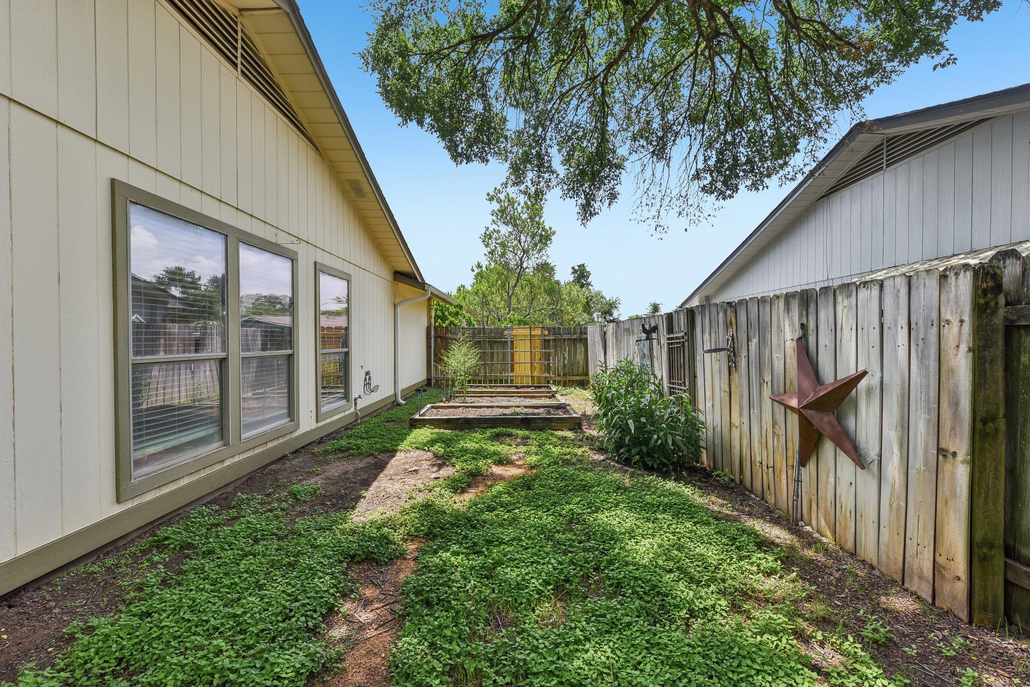 1204 Glen CV