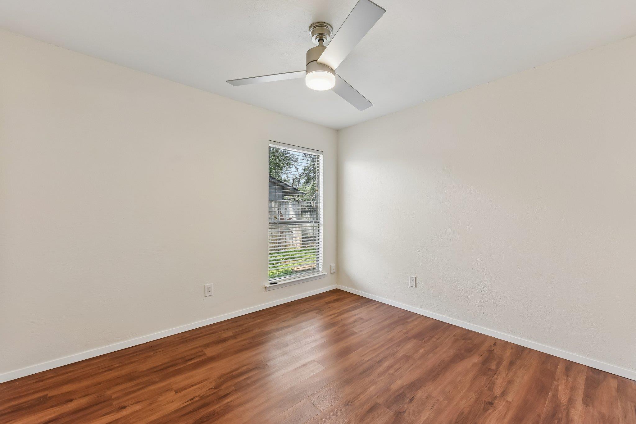 1204 Glen CV
