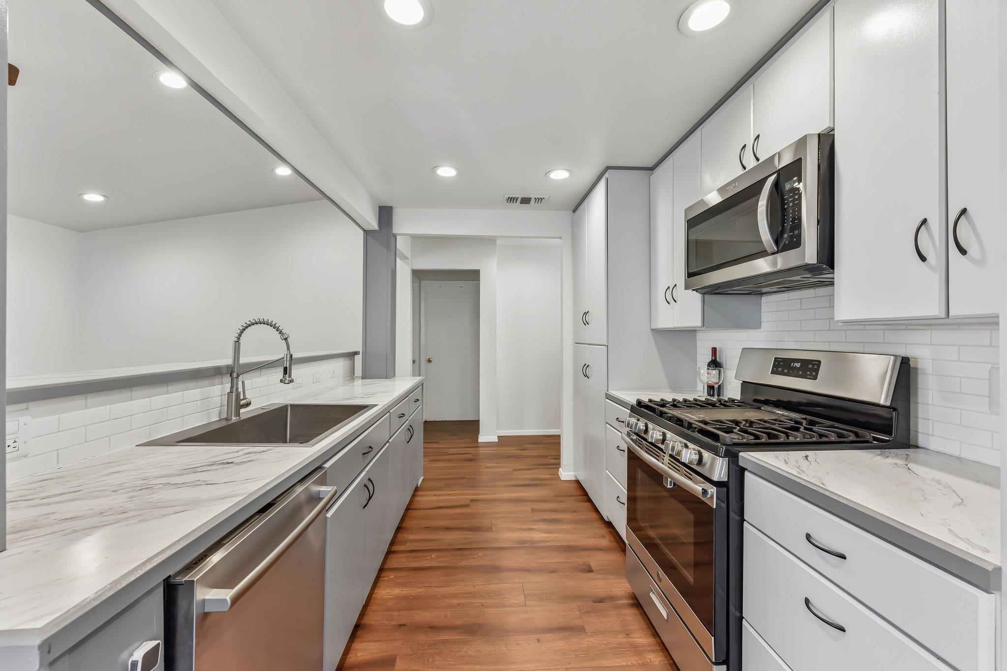 1204 Glen CV