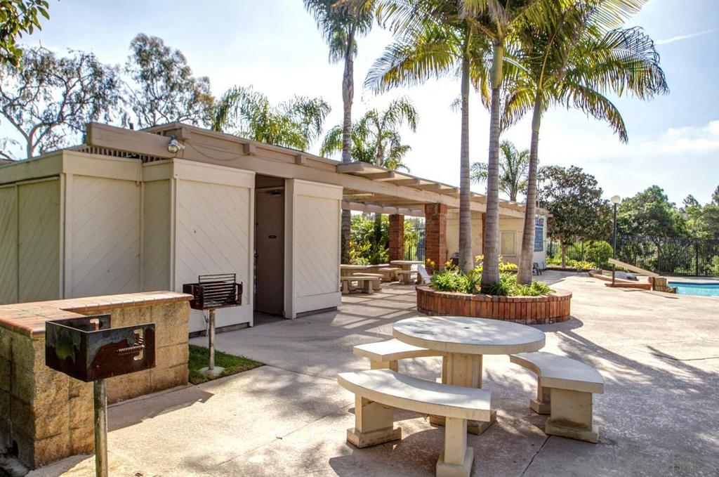 1233 Caminito Septimo