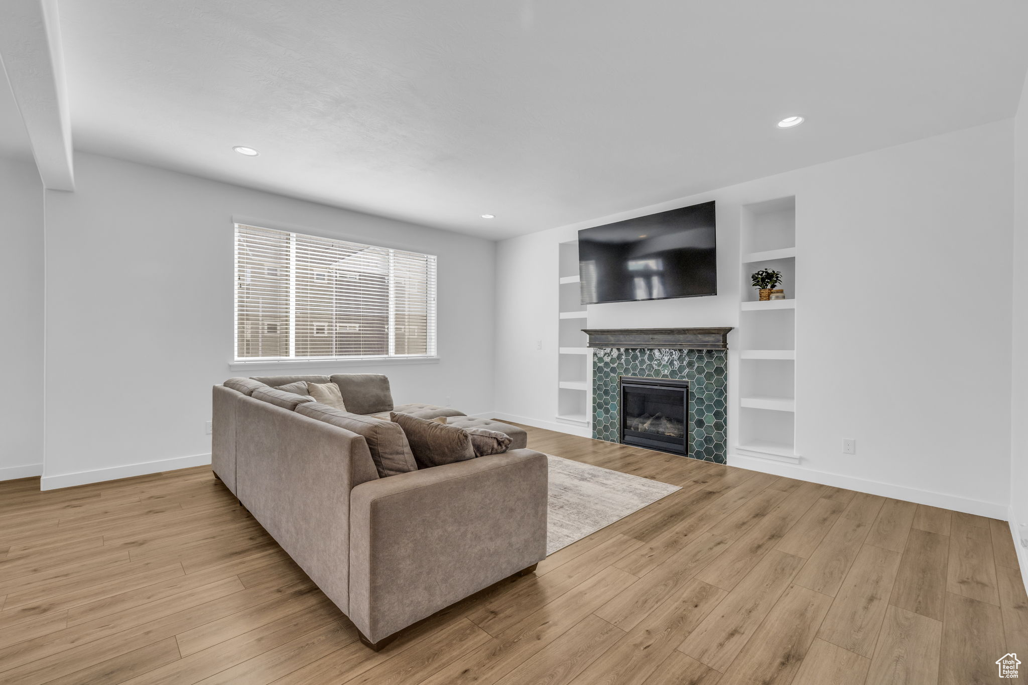 8318 N SUN DR