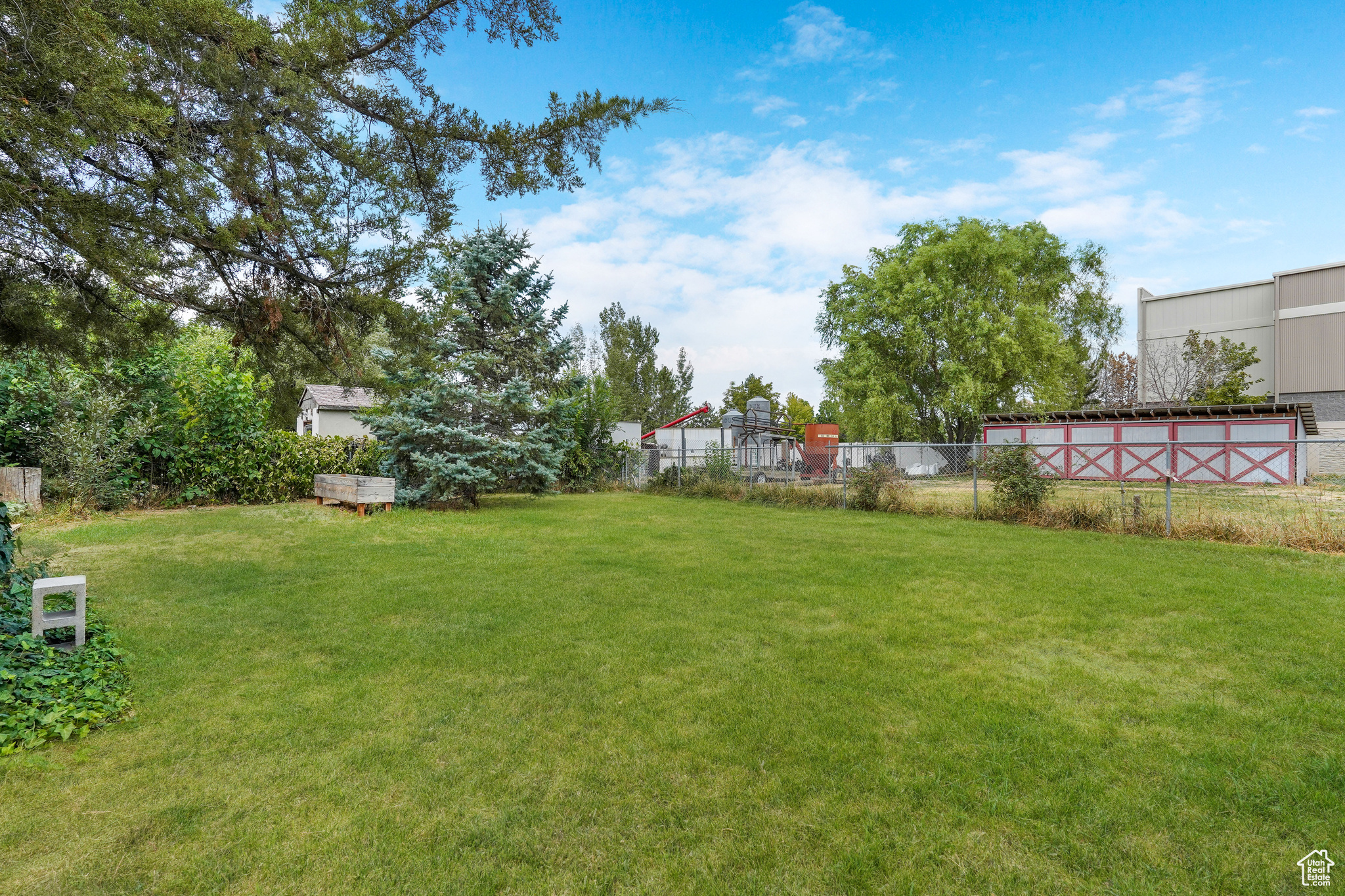 659 E PIONEER RD