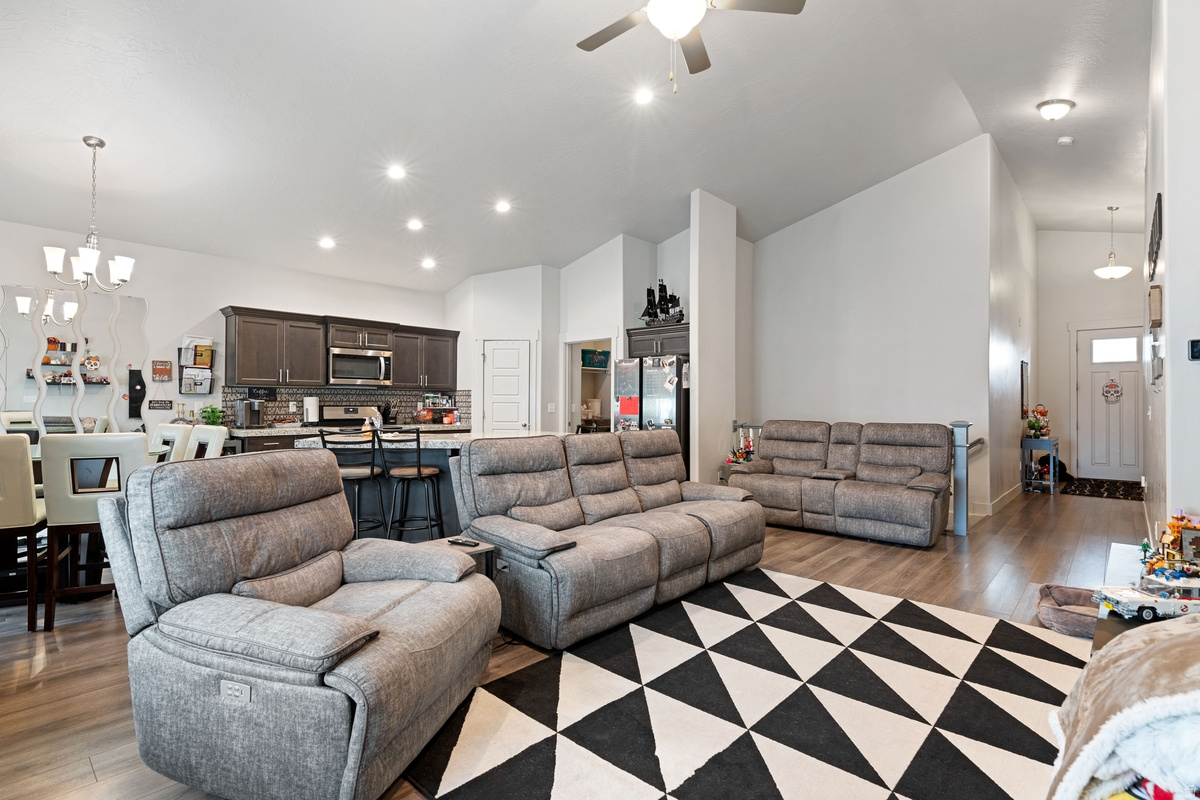 7559 N SILVER PARK DR