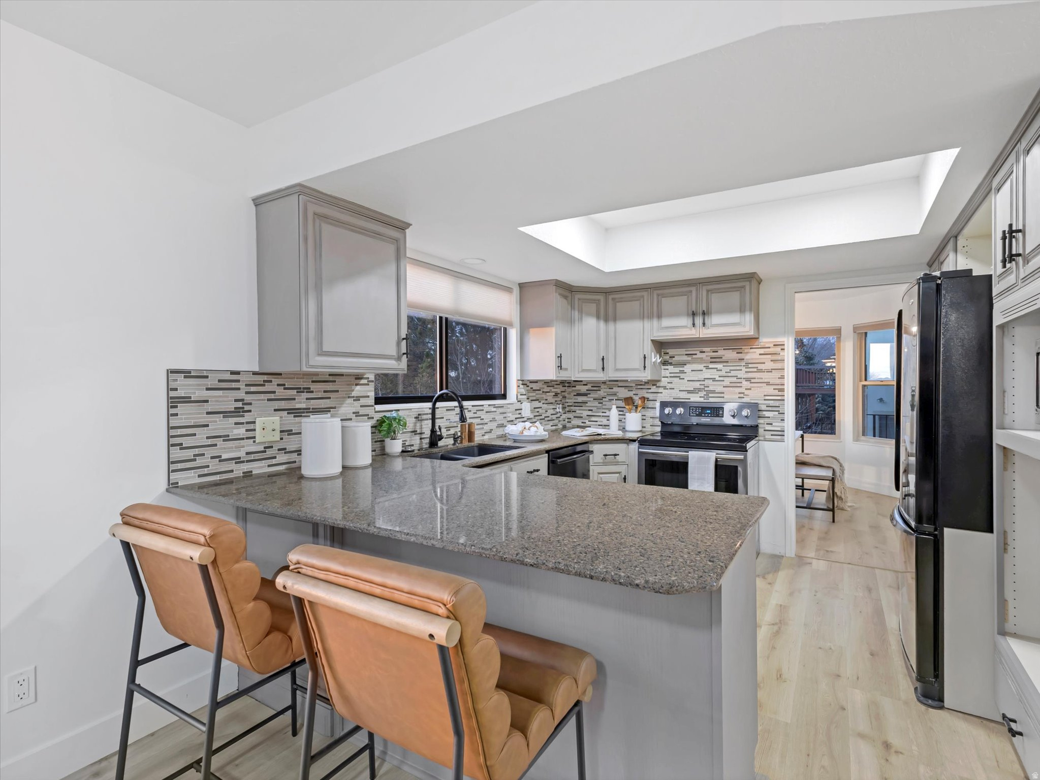 569 N VAN BUREN AVE