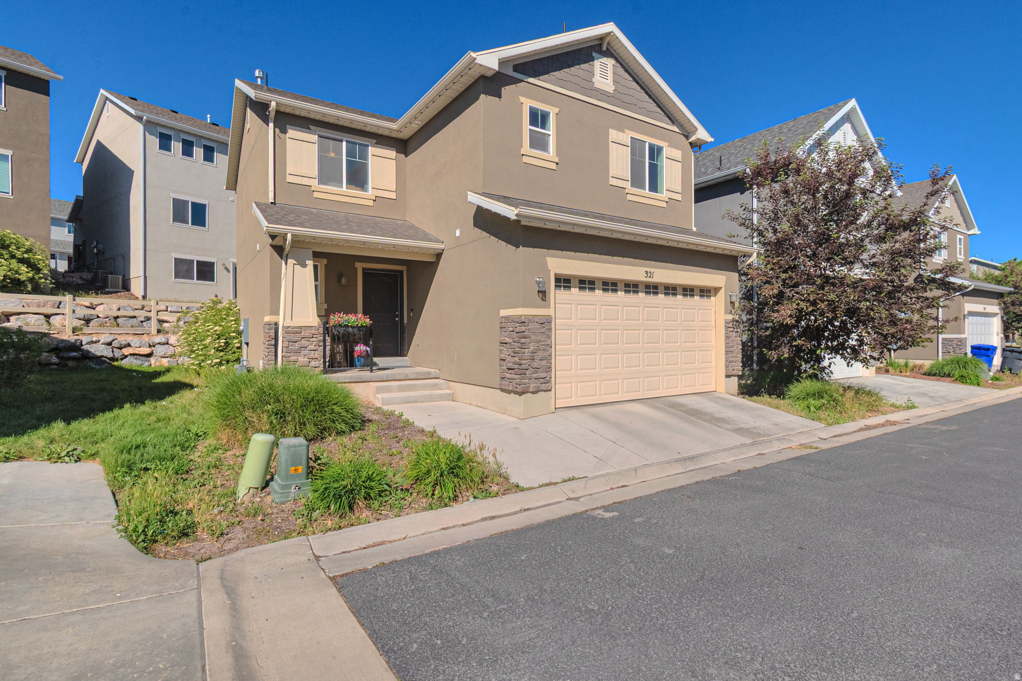 321 W WILLOW DR