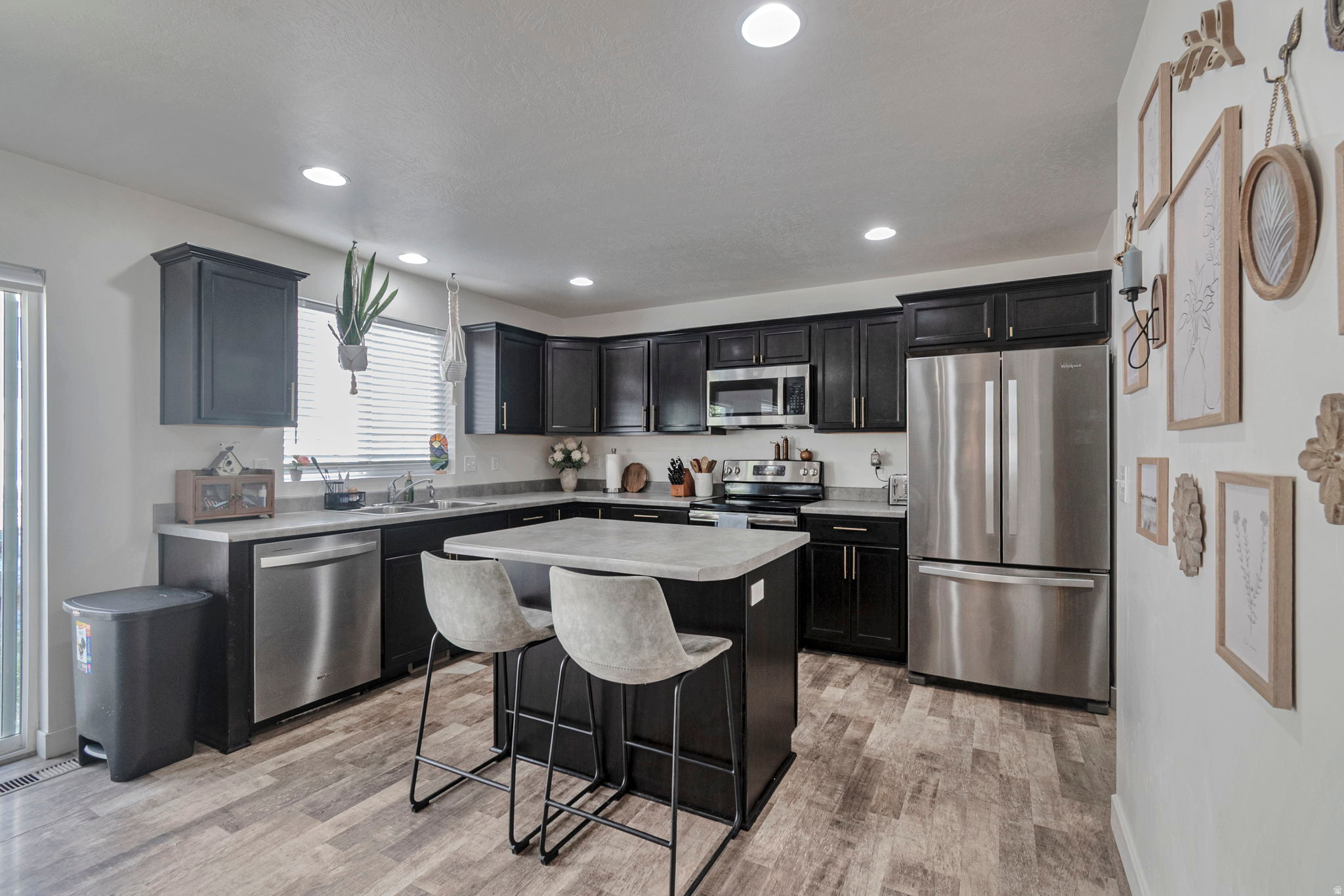 321 W WILLOW DR