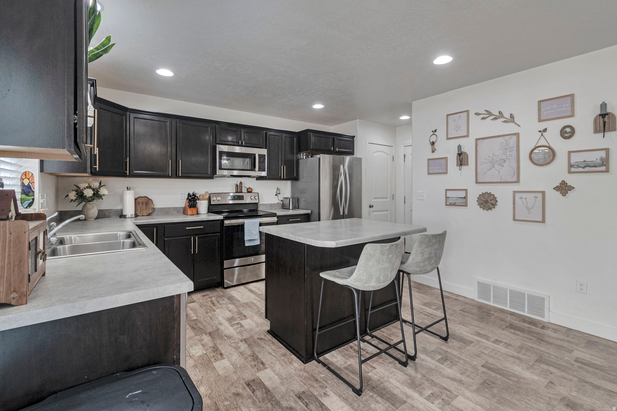 321 W WILLOW DR