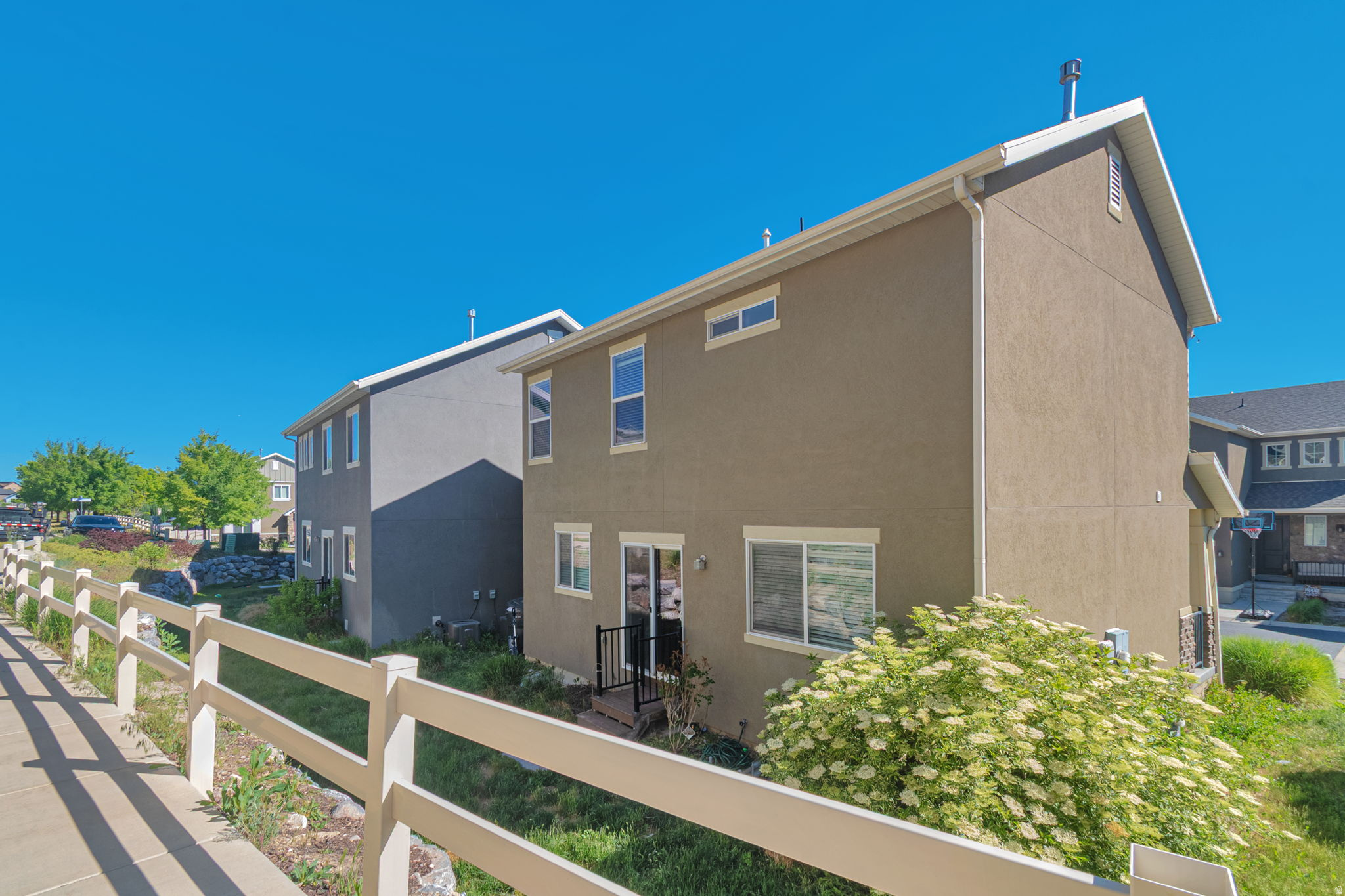 321 W WILLOW DR